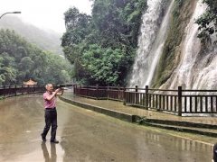 南泉“峭壁飞泉”雨中现身 泉水一度冲到公路上