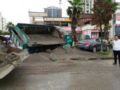 货车被小车撞翻   满车石子洒一地