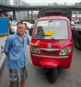 三轮车主藏起号牌 和民警玩躲猫猫