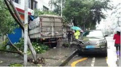 重庆一货车方向盘失灵冲进居民楼