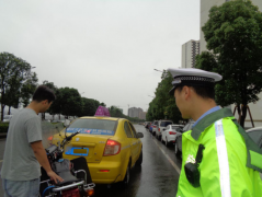 摩托车“见缝插针”致事故 多项违法共罚15分！