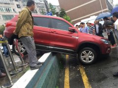 女司机把车开下高坎：我还以为这是平路也