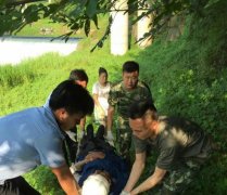 两民警勇跳河中 救起七旬轻生老人