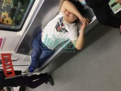 重庆一男子躺在轻轨座位上睡着了 路人：醉了