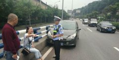 女司机被撞后狂追罐车几百米