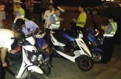 两男子无证驾驶 民警招来公司领导教育