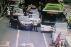 路口变道抛锚引起大堵车 女司机被指责后情绪失控