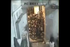 摄像头作弊盗货品 欲恢复现场却遭抓拍露馅