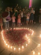 重庆一男子彩虹桥上求婚 现场浪漫感人