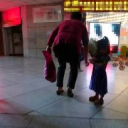 重庆一网友跟踪红衣大妈两条街 结果让人意外