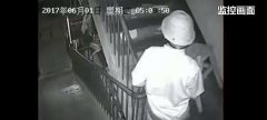 神秘男子大半夜在宾馆提着个凳子到处晃