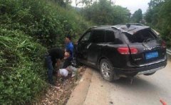 重庆英勇辅警跃上贩毒车 被拖行一公里终逼停毒贩