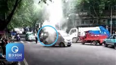 重庆石柱一小车路上自燃