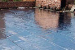 重庆一楼顶铺满锡箔纸 弄得隔壁居民头晕目眩