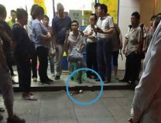 男子药店门口晕倒 还莫名吐了血