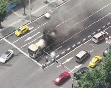 混凝土搅拌车突发自燃 消防员火速救场