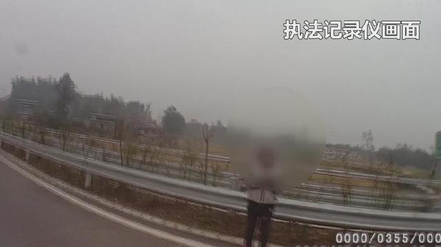 家中无网络 “熊孩子”上高速蹭wifi