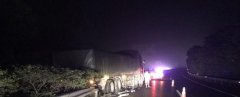 司机忘记拉手刹   货车高速路上出事故
