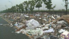 重庆一新建道路变身也“野渣场” 垃圾绵延数百米