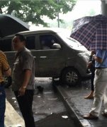 面包车突然冲上人行道 猝然停在路人面前
