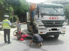 重庆一摩托车司机超车不成  被卷车轮