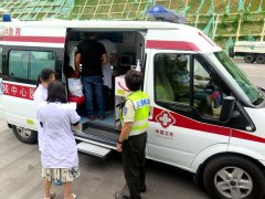 重庆一男童转院路上救护车抛锚 多方接力助其脱险
