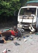 重庆一小伙开摩托车炫技讨女友欢心 双双被撞得遍体鳞伤