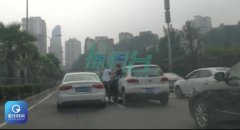 重庆两男子把车停路中间互殴