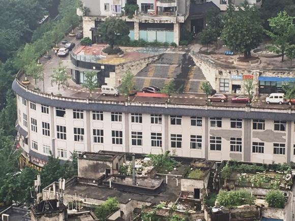 屋顶开车什么感觉 重庆现“停在八楼的二路汽车”