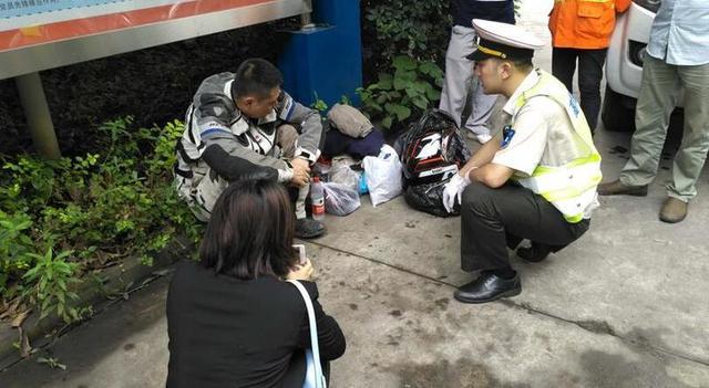 宝马摩托重庆高速路狂飙 出高速钻缝隙撞石柱被擒获