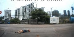 小车加速转弯撞上摩托车 女乘客被撞跌落翻滚数圈