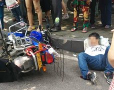 摩托车被小车撞飞了 目击者：孩子吓得一直哭