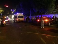 重庆一转盘处突发车祸 司机不见踪影