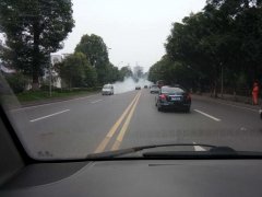 重庆一面包车冒着浓烟还继续开
