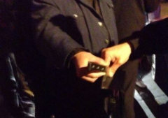重庆一男子大半夜持刀“耍横” 吓坏路人