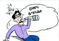 男子酒后失控  挥刀胡言乱语