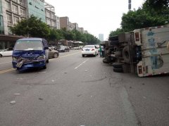 重庆一货车被长安车撞倒 侧翻在地