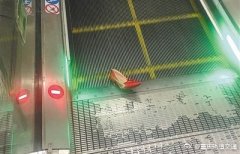 女子走太急高跟鞋卡扶梯上