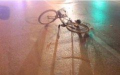 醉酒男骑自行车回家 半路上睡着了