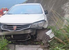 男子穿拖鞋开车  失控冲出高速路