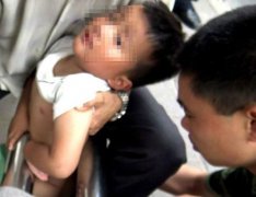 小男孩被卡公交站台 公安消防紧急救援