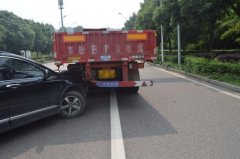 这个事故是谁的责任 民警一开始也很纳闷