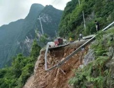 重庆一道路塌方 致一人被埋
