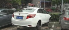 重庆一轿车四个轱辘被“撸”光了