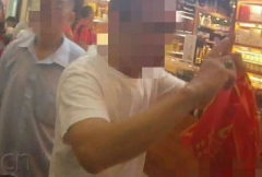 男子结账发现与标价不一  超市:我们也委屈
