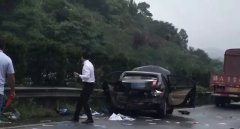 重庆一轿车高速路上失控 720度回旋后支离破碎