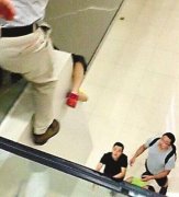 小男孩脚卡电梯命悬一线 “背影哥”冒险救援
