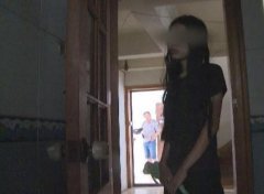 女租户突然行为异常 把门和天花板都烧变形