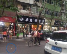 男子被从天而降的玉米棒砸中头部