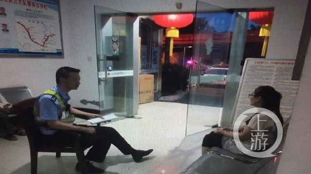 女子独坐内环路边大哭:“吵完架，丈夫不回来接我”
